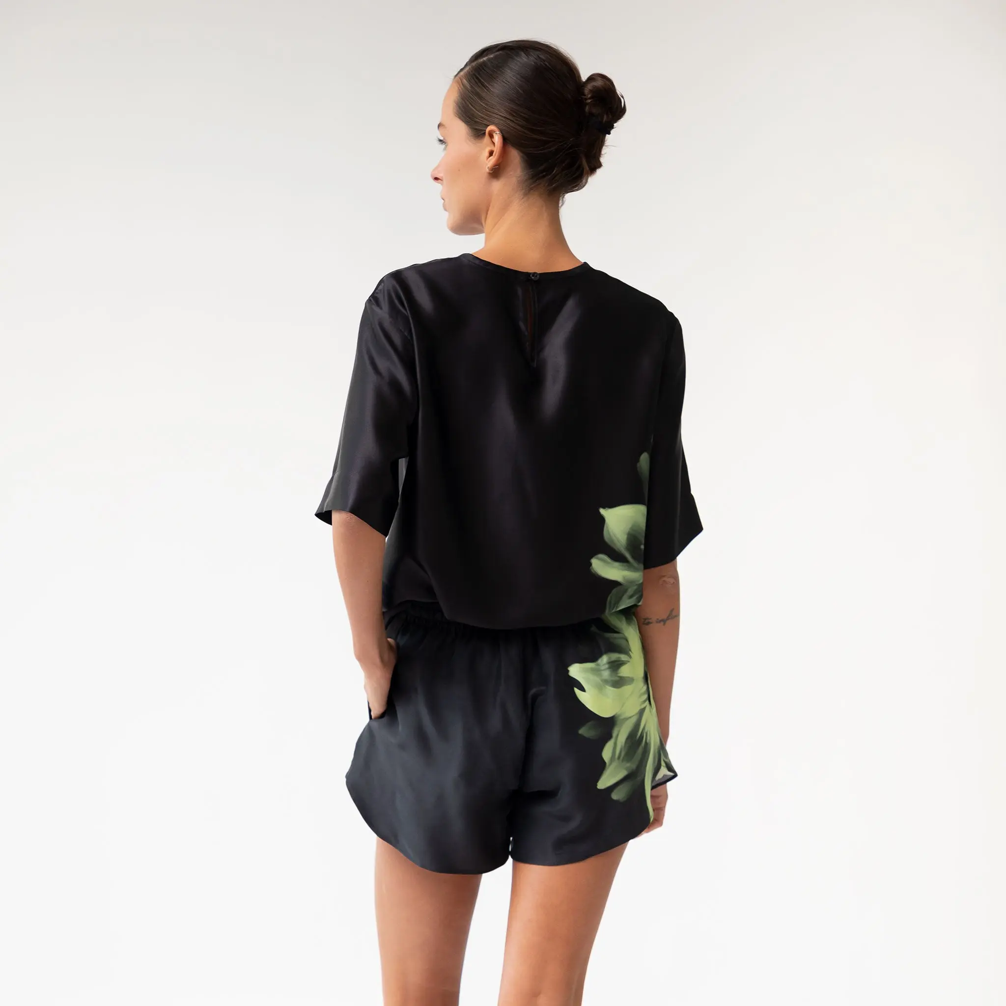 Silk Dreamscape T-shirt Black Flowers - Image 5